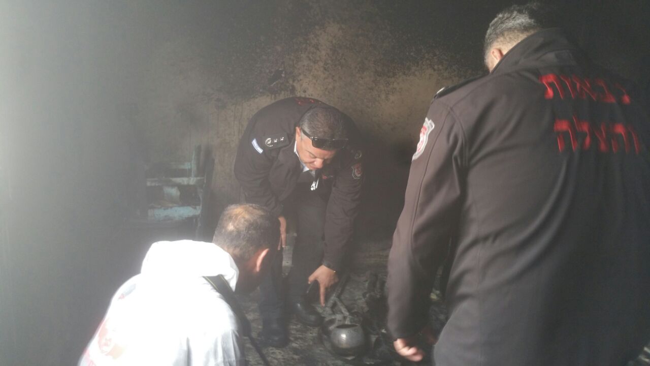 צוותי כיבוי בזירת הדליקה (צילום: דוברות כיבוי והצלה נגב)